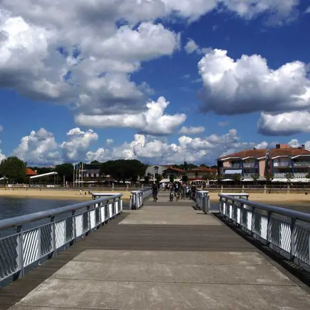 La jetée d'Andernos vue depuis le front de mer